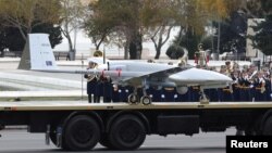 Ադրբեջան - Թուրքական արտադրության Bayraktar TB2 անօդաչու թռրող սարքը ցուցադրվում է Բաքվում շքերթի ժամանակ, 10-ը դեկտեմբերի, 2020թ․