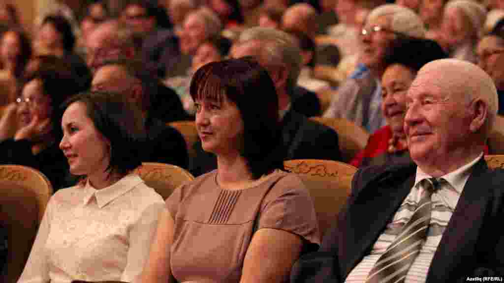 Шагыйрә Гөлнара Сабирова, &quot;Халкым минем&quot; тапшыруын алып баручы&nbsp;Ләйсәнә Садретдинова