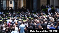 Журналісти, які напередодні вимагали відставки уряду на чолі з прем’єром Іраклієм Гарібашвілі, прорвали охорону парламенту і увійшли до будівлі