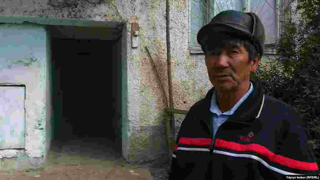 Оштогу &quot;Чайка&quot; деп аталган жатаканада 24 жылдан бери убактылуу жашап жаткан Орозбек бул жердеги&nbsp;54 үй-бүлөгө баш-көз болот.