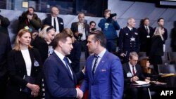 Міністр оборони Естонії Ханно Певкур (ліворуч) тисне руку міністру оборони США Піту Геґсету перед початком зустрічі міністрів оборони Організації Північноатлантичного договору у щтаб-квартирі НАТО, Брюссель. 13 лютого 2025 року