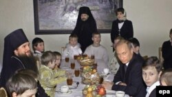 В последние годы Владимир Путин разговляется на Рождество в монастырях за пределами Москвы. Звенигород, январь 2004 года