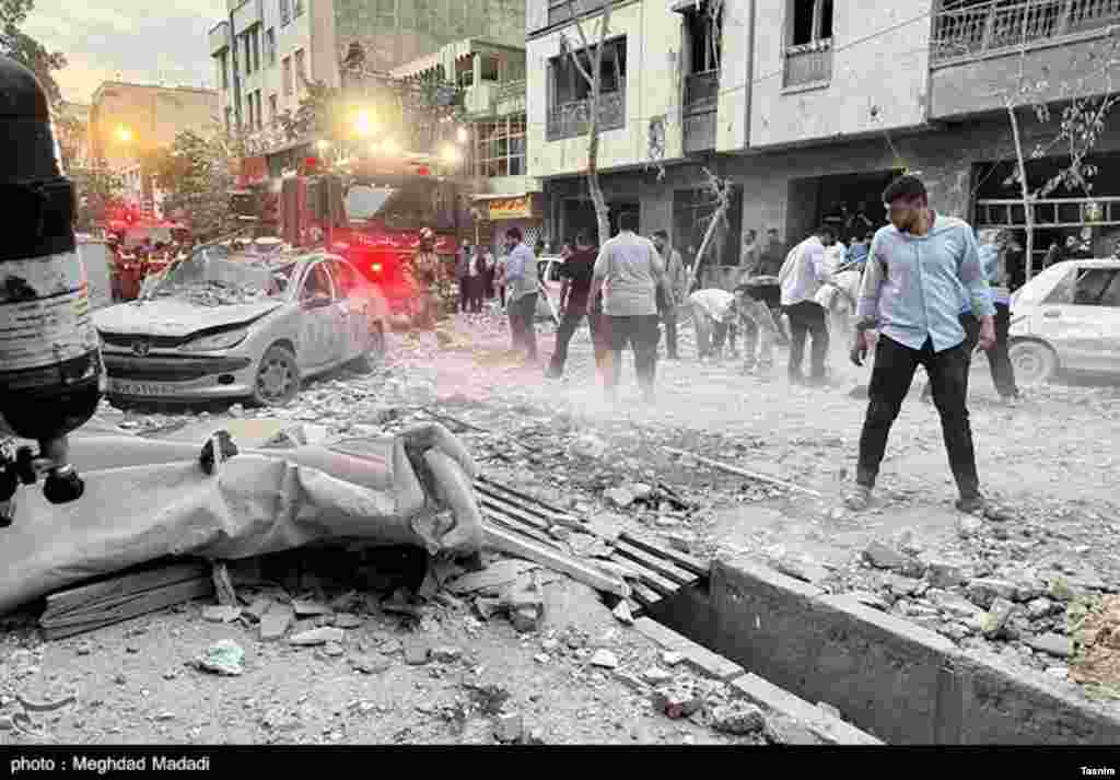 Тегерандын көчөлөрүндөгү өрт өчүрүүчүлөр. 