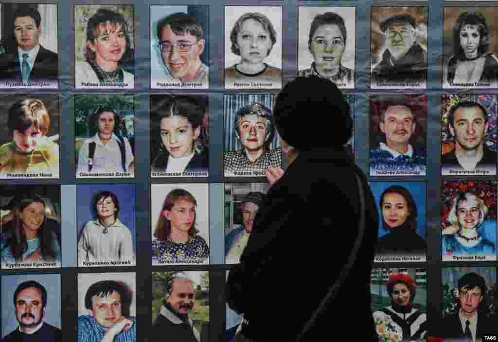 Акція пам&#39;яті загиблих 13 років тому в Театральному центрі на Дубровці в Москві. 26 жовтня 2015 року