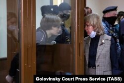 Аспирант МГУ Азат Мифтахов и его адвокат Светлана Сидоркина в Головинском суде после оглашения приговора по делу о нападении на офис "Единой России"