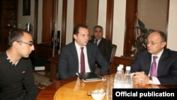 Գերի ընկած զինվոր Հակոբ Ինջիղուլյանին ընդունել է պաշտպանության նախարար Սեյրան Օհանյանը, 8-ը հոկտեմբերի, 2014