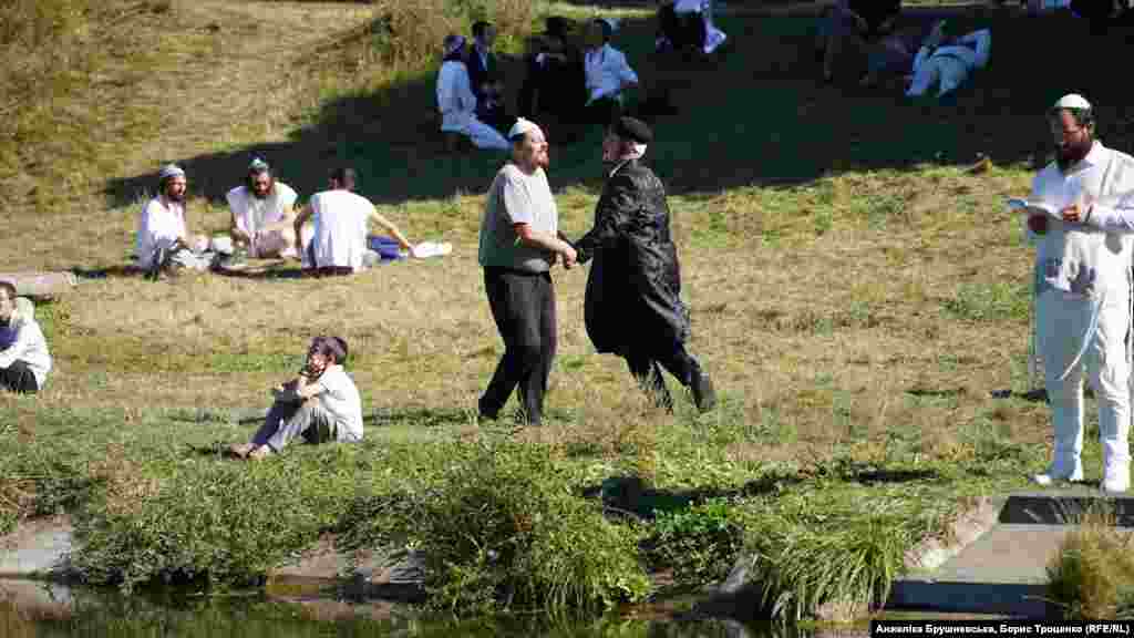 На Рош га-Шана хасиди мають традицію ходити до озера. Там вони моляться та «скидають свої гріхи у воду»