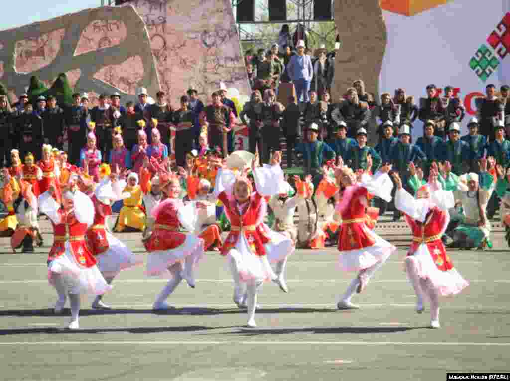 Нооруздун урматына мамлекет башчы Алмазбек Атамбаев кыргызстандыктарга куттуктоо жолдоп, быйылкы Нооруз майрамы Кыргызстандын эгемендигинин 25 жылдыгына туш келгени менен өзгөчө экенин айтты жана бул кыска аралыкта кыргызстандыктар кылымга тете процесстерди башынан кечирип, эли да, коому да, мамлекети да таанылгыс өзгөргөнүн баса белгиледи.&nbsp;