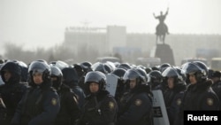 Полицейские стоят на площади в Актау. 19 декабря 2011 года.