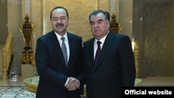 Глава Таджикистана Эмомали Рахмон и премьер-министр Узбекистана Абдулла Арипов. Душанбе, 10 января 2018 года. Фото из официального сайта президента РТ.