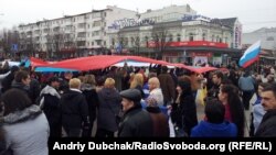 Ленин алаңындағы Ресей туы. Симферополь. 1  наурыз 2014 жыл.