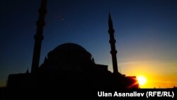 Бишкектеги мечиттердин бири. Иллюстрациялык сүрөт.