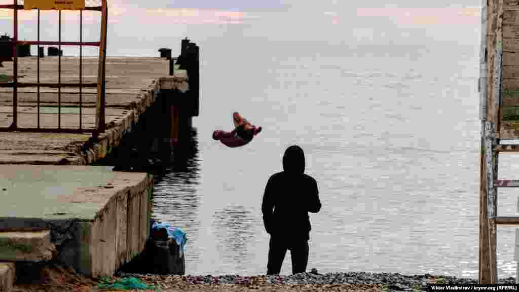 Але це не зупиняє любителів попірнати в холодне море