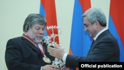 Armenia -- Co-founder of Apple Inc. Steve Wozniak receiving an IT prize from Armenian President Serzh Sarkisian in Yerevan, 11Nov2011
