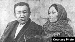 Акын жана жазуучу Мукай Элебаев жубайы Бурулча менен.  Архив. 