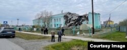 Школа в Татарске обрушилась на глазах у спасателей