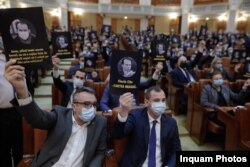 Социал-демократиялык партиянын өкүлдөрү Кицунун коалициялык өкмөтүнө каршы добуш беришти. 2020-жылдын 23-декабры.