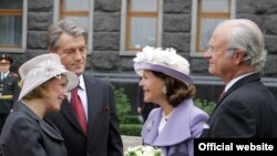 Під час офіційної церемонії зустрічі. Віктор Ющенко з дружиною Катериною та Карл XVI Густаф з дружиною Сільвією