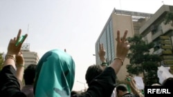 Demonstrantlar 2009-njy ýyldaky dawaly prezidentlik saýlawlarynyň ikinji ýyl dönümi mynasybetli köçä çykdylar. Şol saýlawlarda prezident Mahmut Ahmedinejad täze möhlete saýlanypdy.