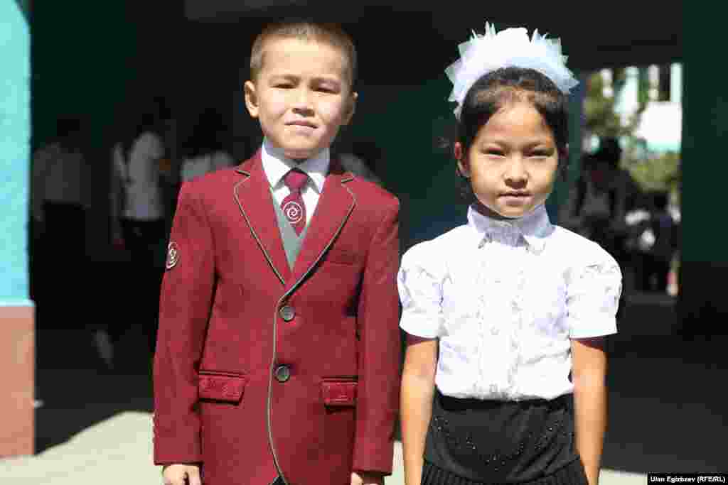 Бирдиктүү мектеп формасы алгач 1-4-класстар үчүн 1500-1700 сомдон сатылган. Формалар аз тигилгендиктен кийин баасы 2300-3000 сомго чыккан.