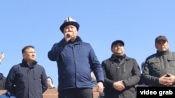 Депутат Бактыбек Райымкулов коррупцияга айыпталып кармалган Бажы кызматынын төрагасынын мурдагы орун басары Райымбек Матраимовду колдогон митингде. 28-февраль, 2021-жыл. Ош. 