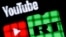 YouTube порталынын жана Орусиянын RT каналынын эн белгилери.