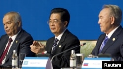 Солдан оңға қарай: Өзбекстан президенті Ислам Каримов, ҚХР төрағасы Ху Цзиньтао, Қазақстан президенті Нұрсұлтан Назарбаев. Астанадағы Шанхай ынтымақтастық ұйымының саммиті.  15 маусым, 2011 жыл. (Көрнекі сурет)