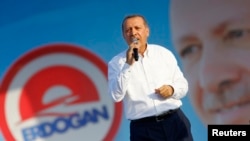 Թուրքիայի վարչապետ և նախագահի թեկնածու Ռեջեփ Էրդողանը Ստամբուլում նախընտրական հանդիպման ժամանակ, 3-ը օգոստոսի, 2014թ․