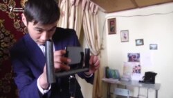 Окуучулар кол телефонго тасма тартышты