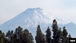 Вулкан Котопакси (Cotopaxi), Эквадор. Верхний снимок выполнен в 2006 году, нижний – в 2007 году. При сравнении четко видно, что ледник на вершине растаял