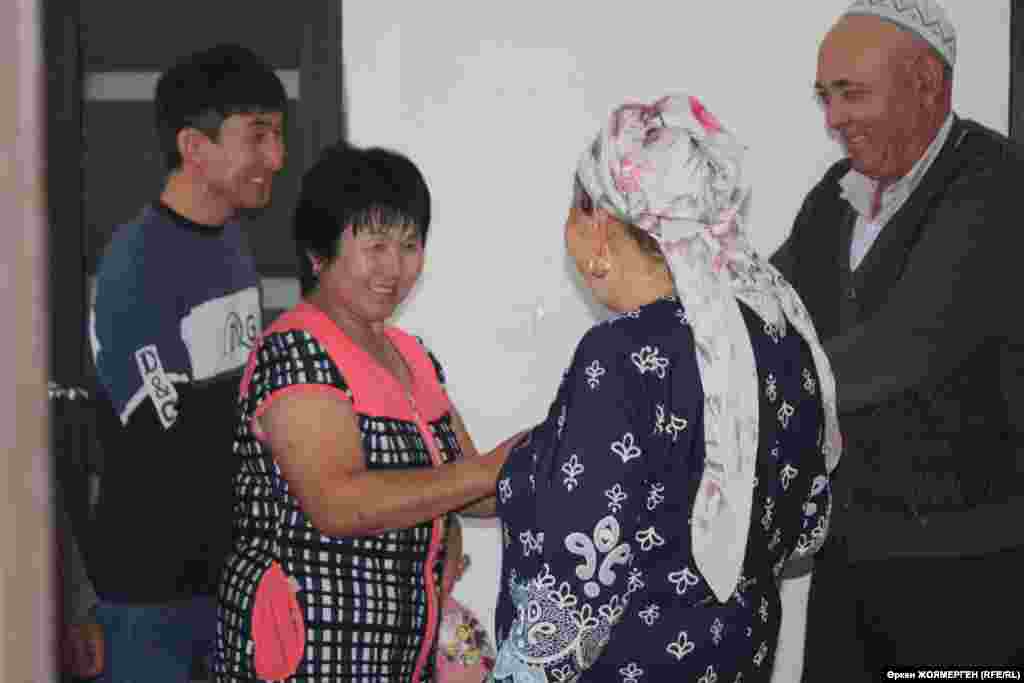 Житель поселка Караоткел Шаймардан Касым (справа) встречает соседей.&nbsp;