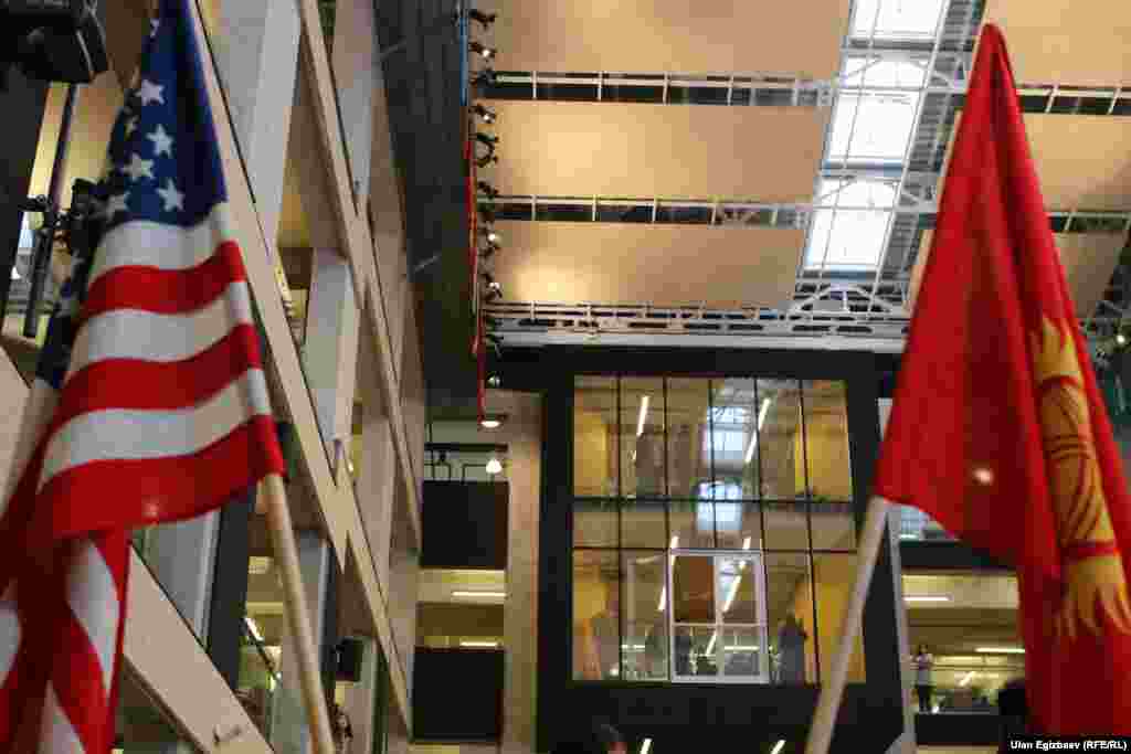 Жон Керри Борбор Азиядагы Америка университетинин жаңы имаратынын ачылышына да барды.&nbsp;