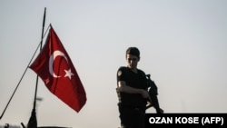 Сотрудник полиции в Стамбуле. Иллюстративное фото. 