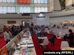На кірмашы: стэнд Францыі, ганаровай госьці кірмашу Svět knihy Praha 2021