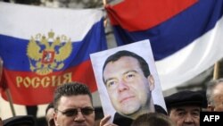 Сербія - Прихильників російський президент Дмитра Медведєва під час його візиту до Белграда, 20 жовтня 2009 року.