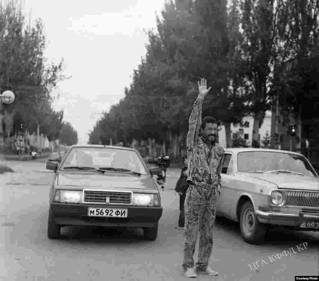 &quot;Кыргызфильмдин&quot; режиссеру Геннадий Базаров съемка учурунда. Сүрөттүн автору Жоробаев. 1989-жыл.