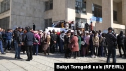 Очередь перед избирательным участком в Бишкеке. 4 октября 2020 года. Иллюстративное фото.