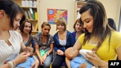 В Европе девочкам-подросткам на специальных занятиях пытаются показать, что воспистание своих детей - это не игра с куклами.