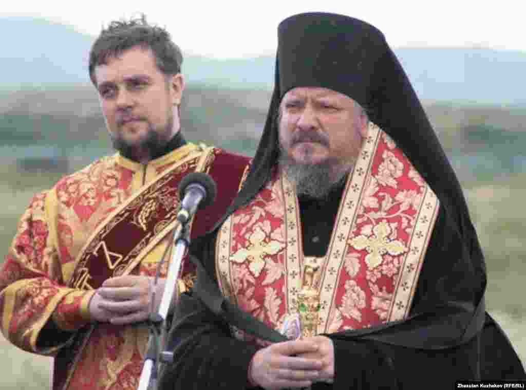 Священники перед началом молебна на Спасском кладбище. Карагандинская область, 31 мая 2011 года.  - Священники перед началом молебна на Спасском кладбище. Карагандинская область, 31 мая 2011 года.  