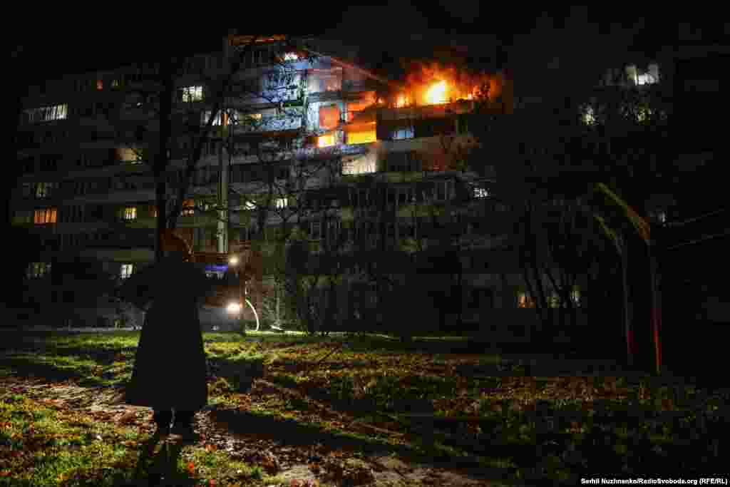 Пожежа у багатоповерхівці у Дніпровському районі Києва внаслідок російської атаки