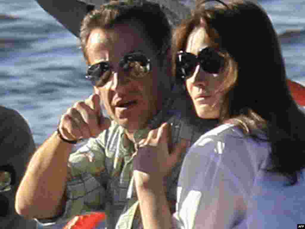 Президент Франции Саркози со своей супругой.