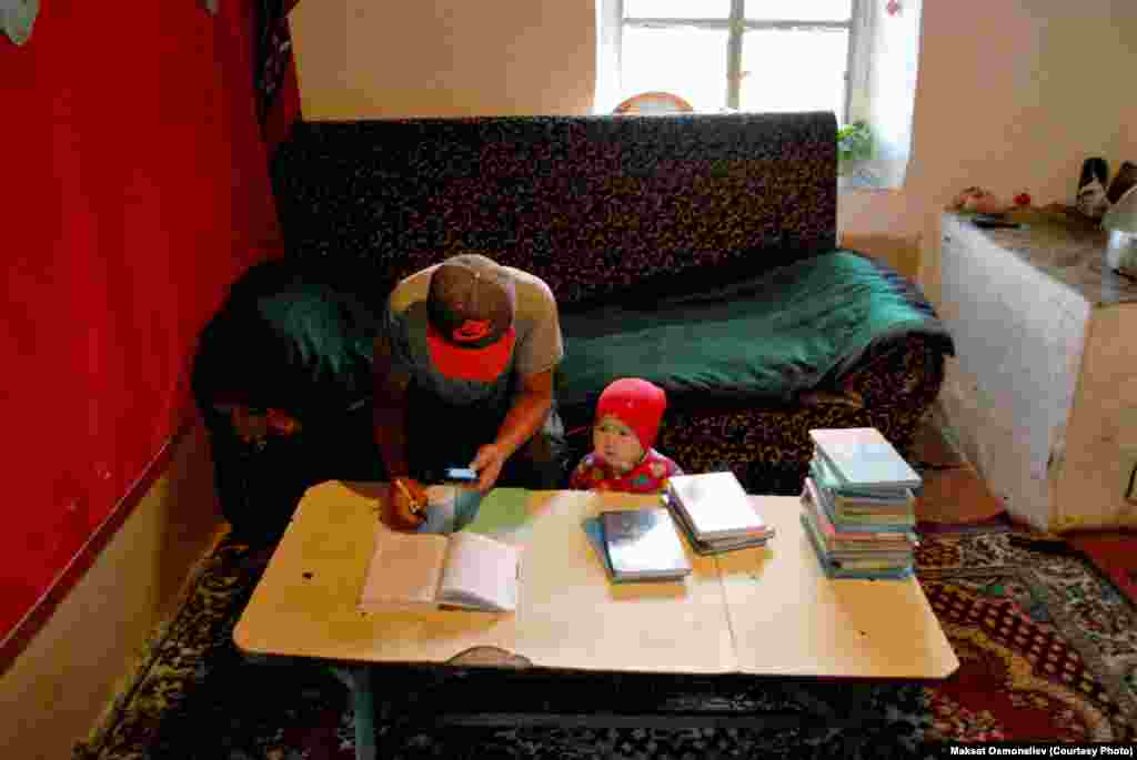 &quot;Мектепте окуганда сага эч ким тоскоол болбойт. Үйдө окусаң үй жумуштарына алаксый берет экенсиң. Андан сырткары кээде телефон иштебей, интернет өчүп калышы мүмкүн&quot;, - дейт 9-класстын окуусу Жээналы Таалайбек уулу. Сары-Булак айылы,&nbsp;Кочкор району.