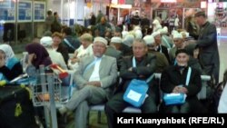 Алматы әуежайында отырған жолаушылар. (Көрнекі сурет)  