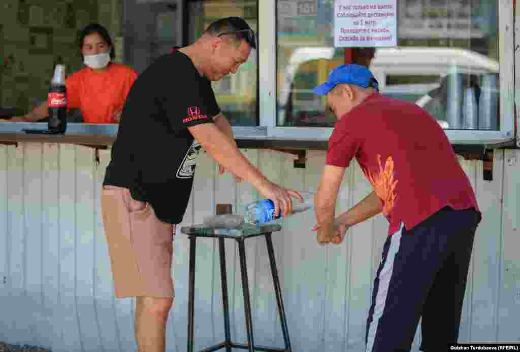 Тез татым жайларынын биринде колун жууп жаткан адамдар. Айрым тез татым жайлары кардарлары үчүн самын, суу коюп, өздүк гигиенаны жана аралыкты сактоого чакырууда.&nbsp;