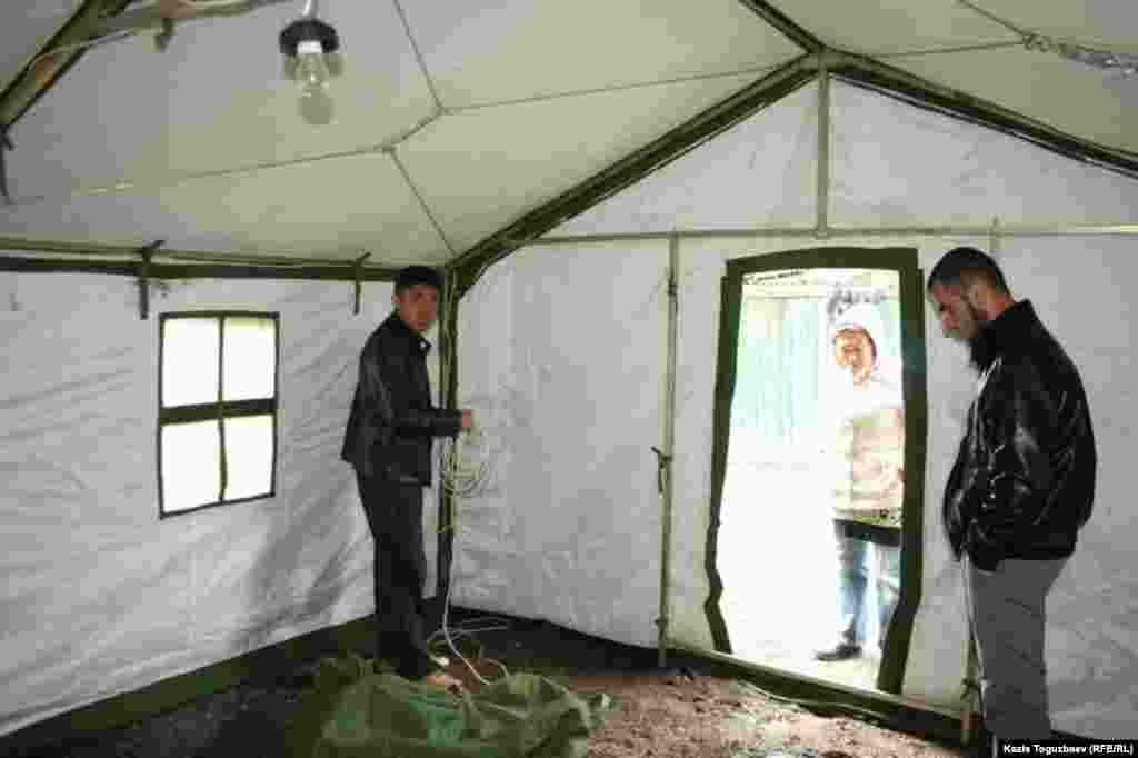 Электрик устанавливает сеть в палатке.