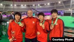 Мээрим Жуманазарова, машыктыруучу  Нурбек Изабеков, Айсулуу Тыныбекова жана Айпери Медет кызы. 