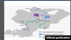 Көк сызык Кыргызстандын азыркы темир жолунун линиялары. Жашыл сызык Кытай-Кыргызстан-Өзбекстан темир жолунун долбоордук картасы. Кырмызы жана көк үзүл-кесил сызыктар бул кийин аталган темир жолго уланчу долбоорлордун болжолу.