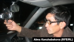 Жүргізуші көлігіндегі навигаторына қарап отыр. Алматы, 18 қыркүйек 2014 жыл.  