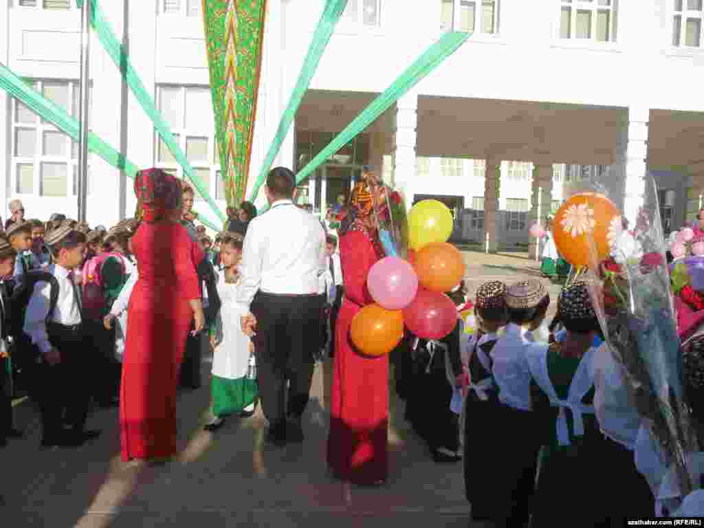 Kiçi ýaşly mekdep okuwçylary täze okuw ýylynyň Ilkinji jaň dabarasyna garaşýarlar