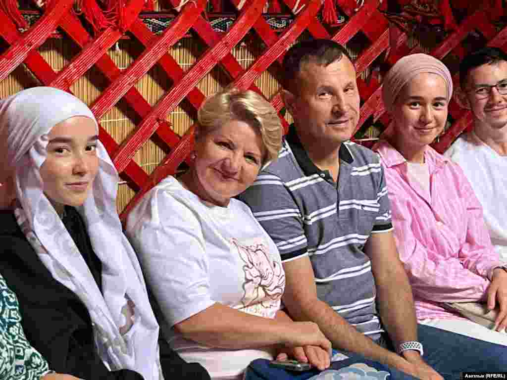 Татар тирмәсе кунаклары арасында Казаннан концерт турында очраклы ишетеп килүчеләр дә бар иде. Мәсәлән, уртада Казанның танылган экскуссоводы Раушания Миңнуллина ире белән.